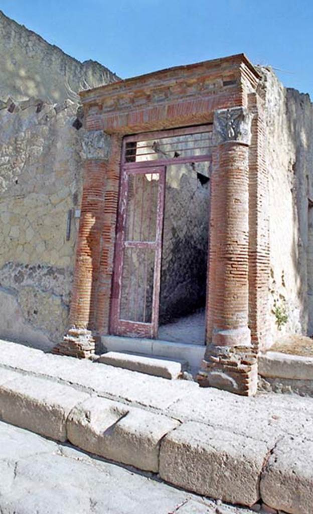 V.35, Herculaneum. October 2001. Entrance doorway. Photo courtesy of Peter Woods.